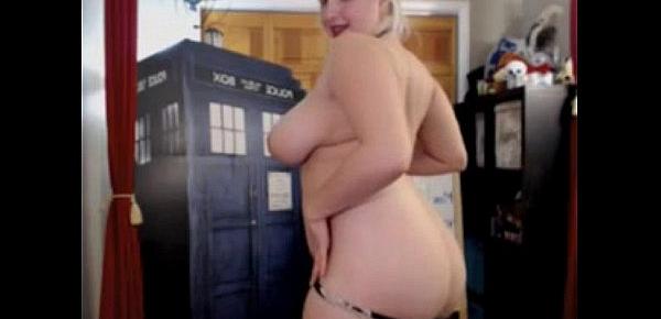  dr. who fan girl with thick, jiggly body dances  -tinycam.org